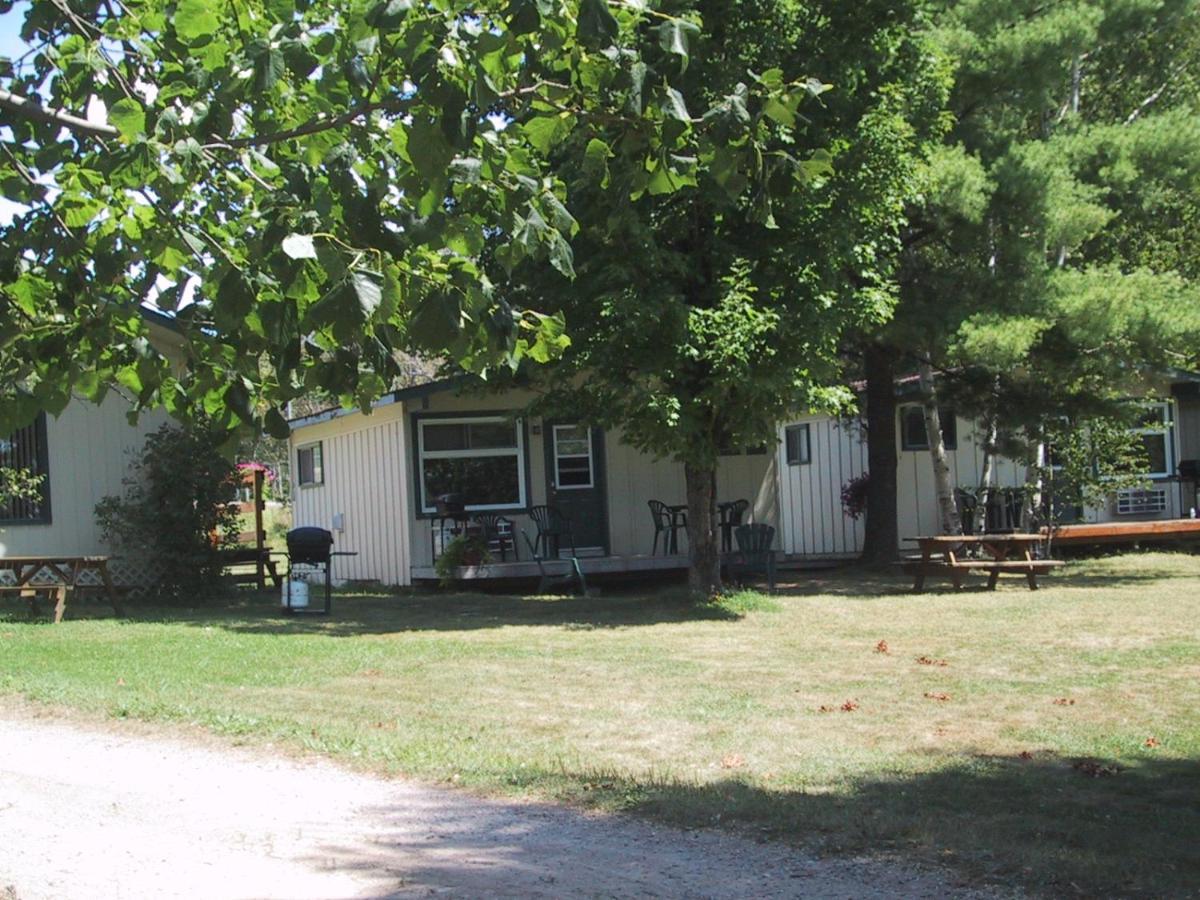 Colonial Bay Motel And Cottages Huntsville Buitenkant foto