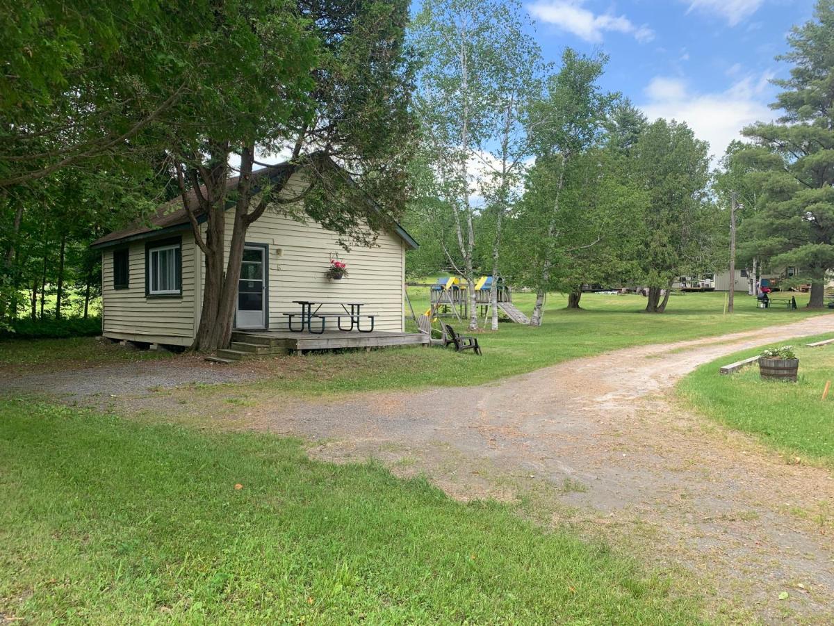 Colonial Bay Motel And Cottages Huntsville Buitenkant foto