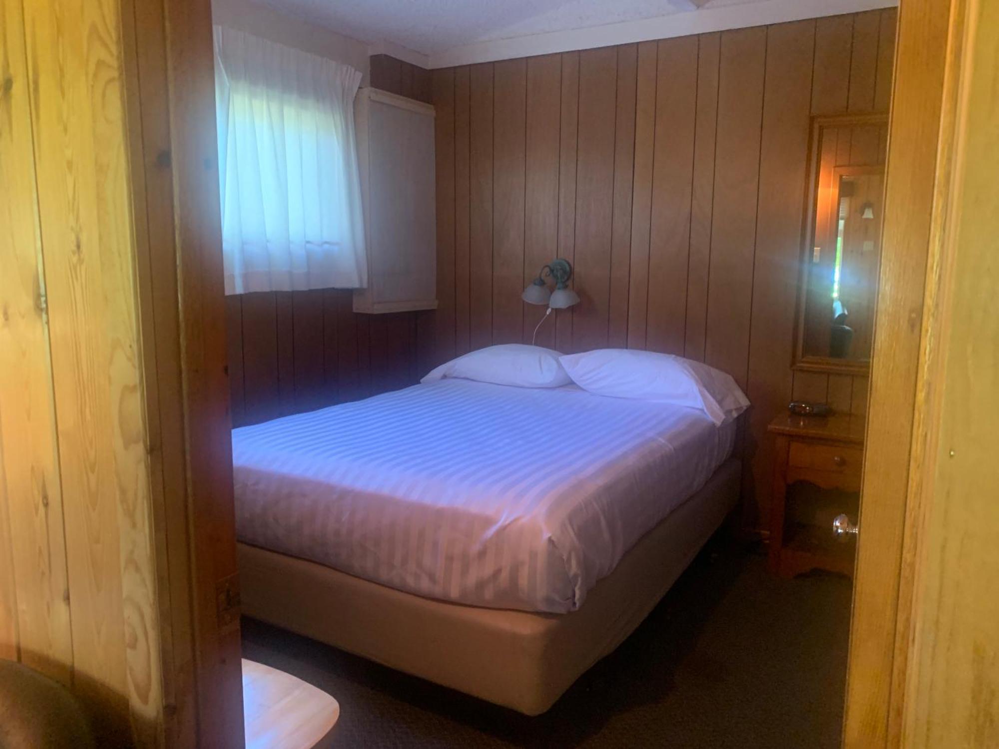 Colonial Bay Motel And Cottages Huntsville Buitenkant foto