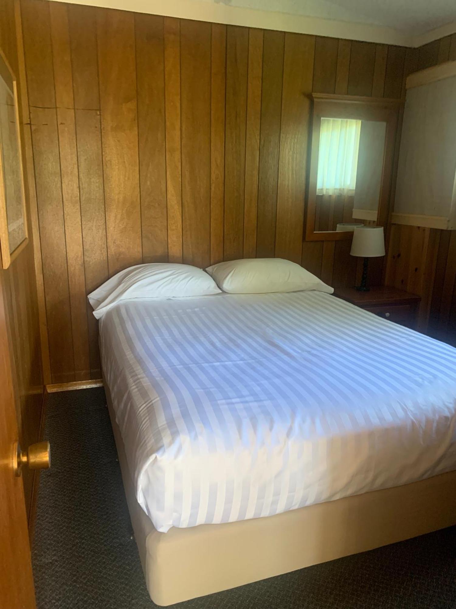 Colonial Bay Motel And Cottages Huntsville Buitenkant foto