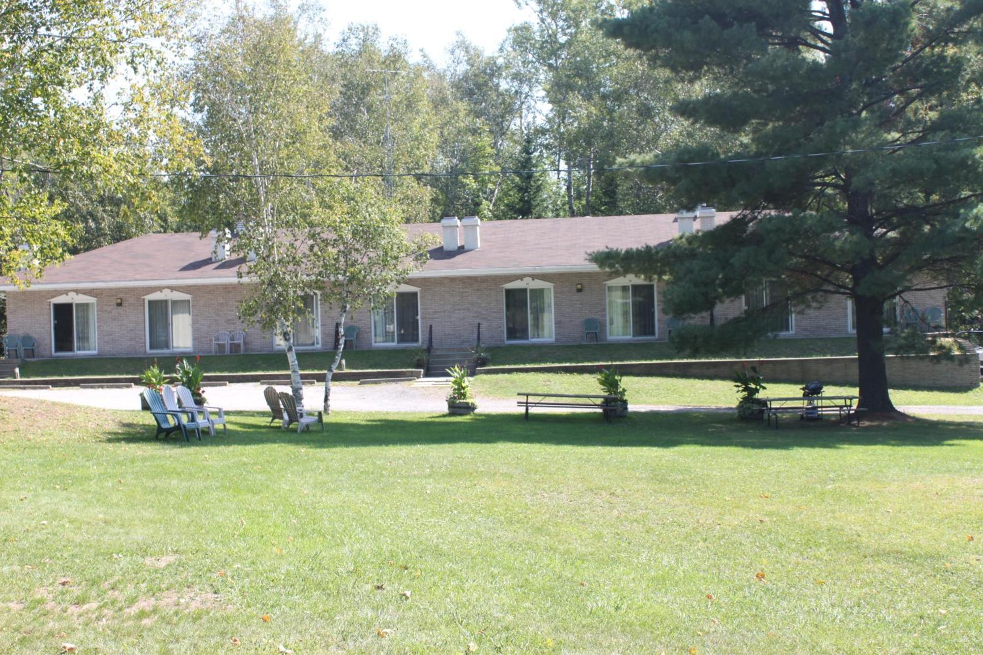 Colonial Bay Motel And Cottages Huntsville Buitenkant foto