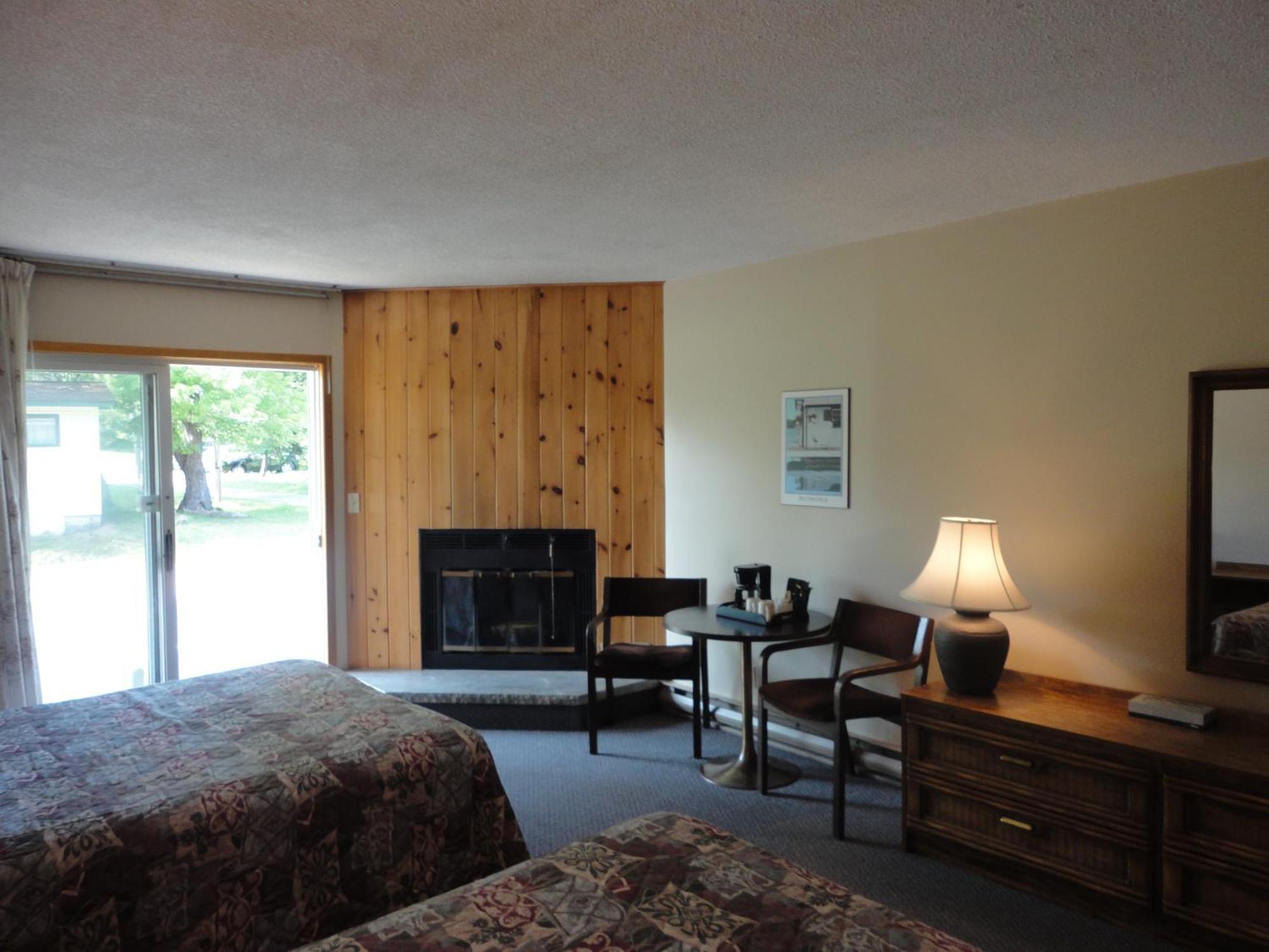 Colonial Bay Motel And Cottages Huntsville Buitenkant foto