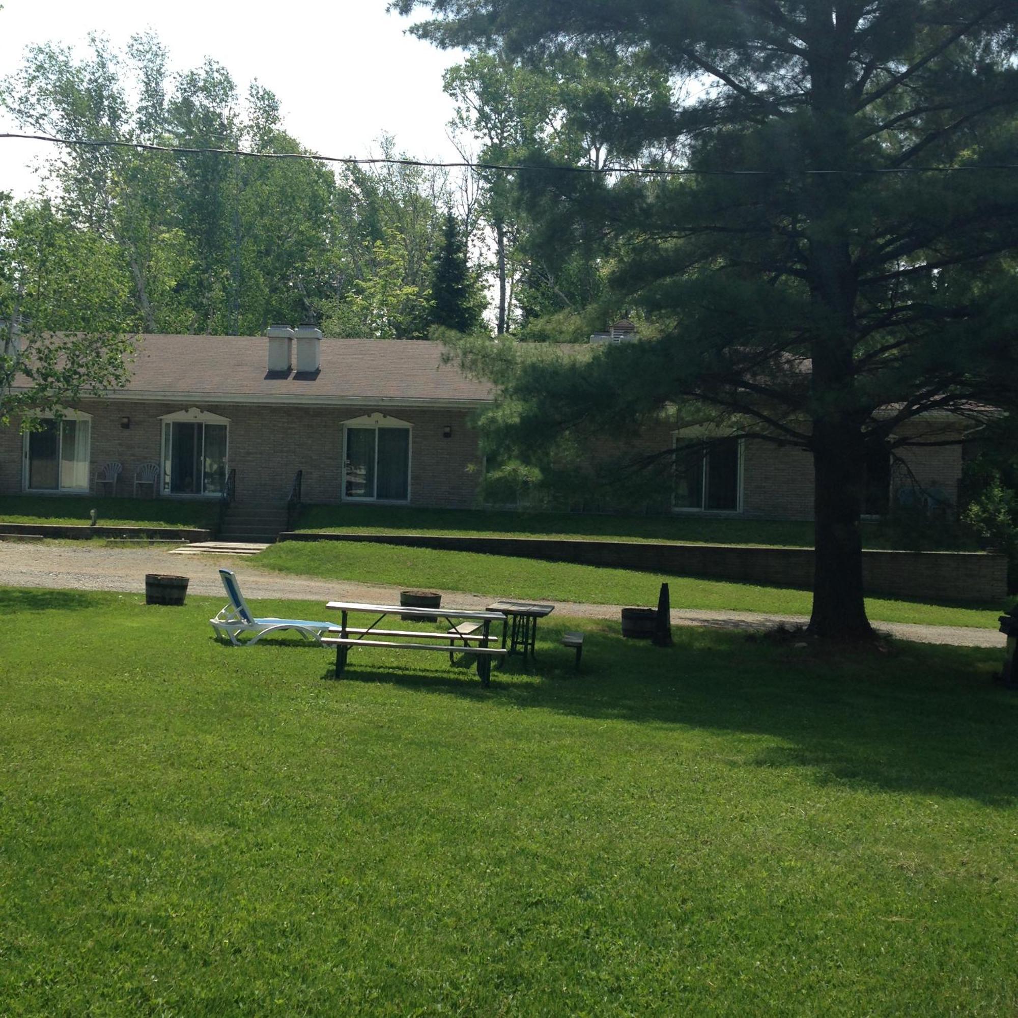 Colonial Bay Motel And Cottages Huntsville Buitenkant foto